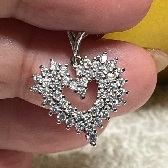 🖤Pretty dangle-pave setting heart earrings —silver tone NWOT - Picture 4 of 8